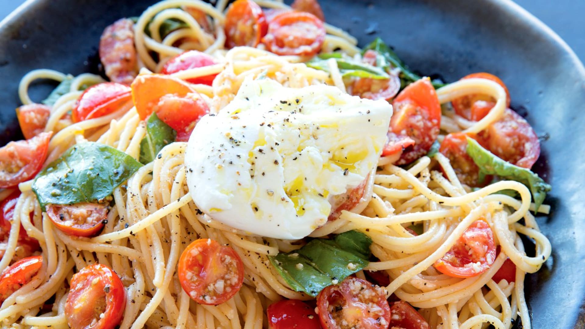 Špagety s rajčaty, bazalkou a burratou