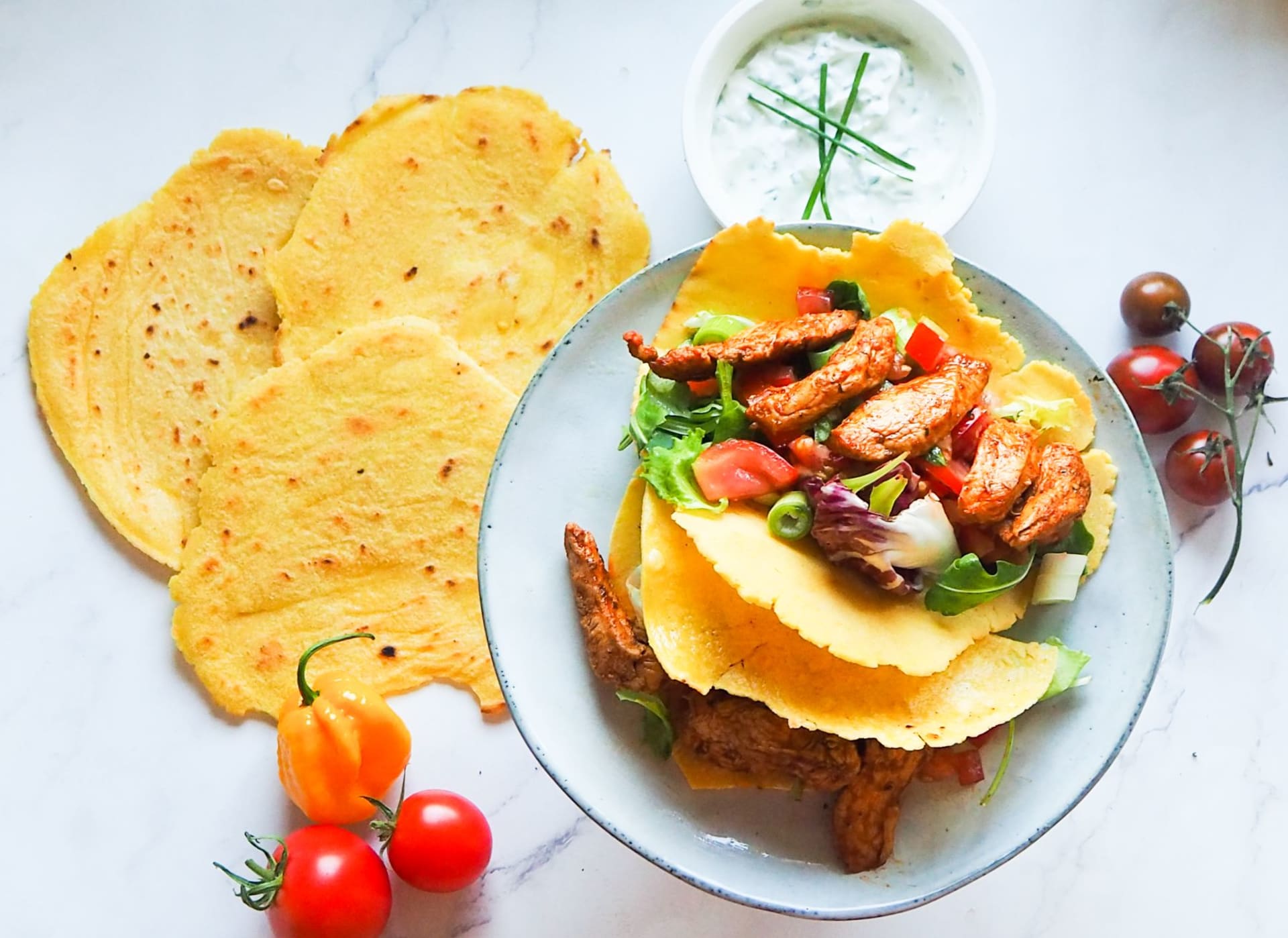 Domácí kukuřičné tortilly s kuřecím masem a rajčatovou salsou