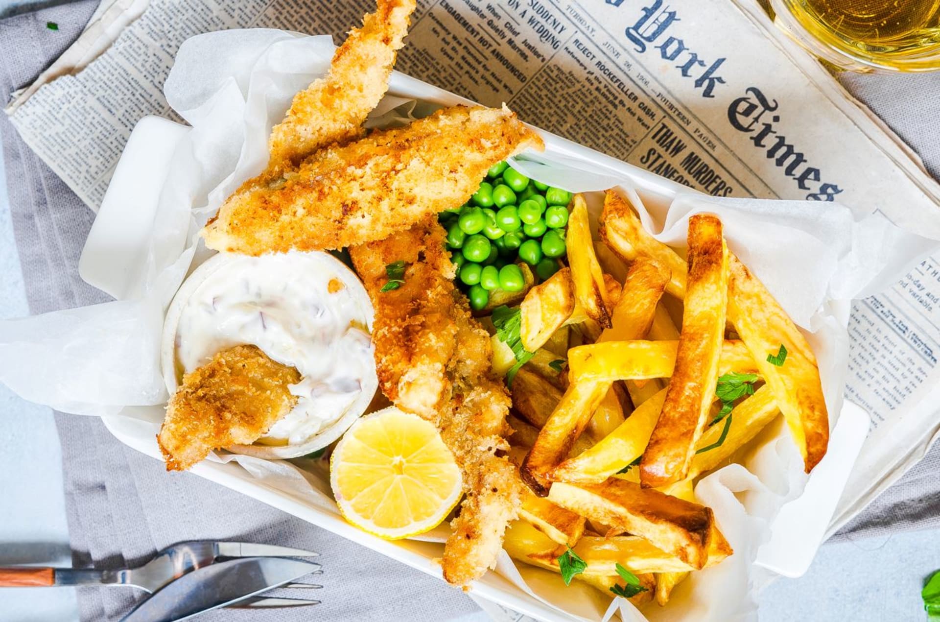 Fish & chips: treska v křupavé strouhance a hranolky z trouby