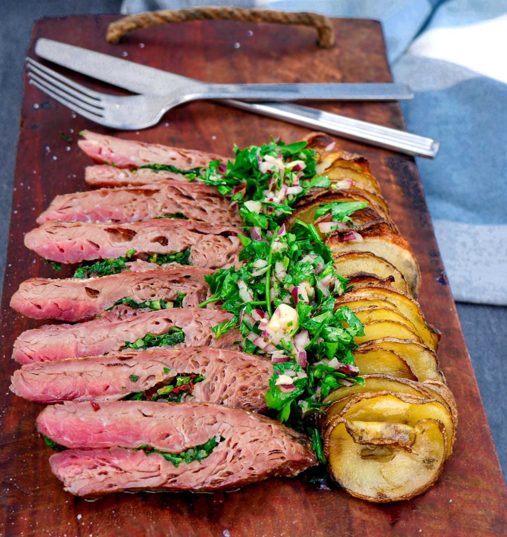 Plněný flank steak s chimichurri a bramborovým špízem podle Huga Hromase 2
