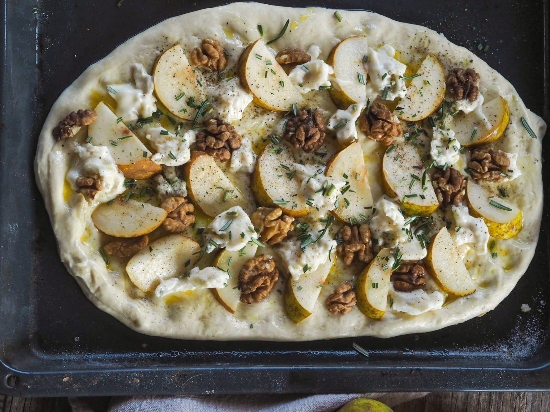 Chlebové placky s hruškami, sýrem a ořechy podle Garden &amp; Kitchen 2
