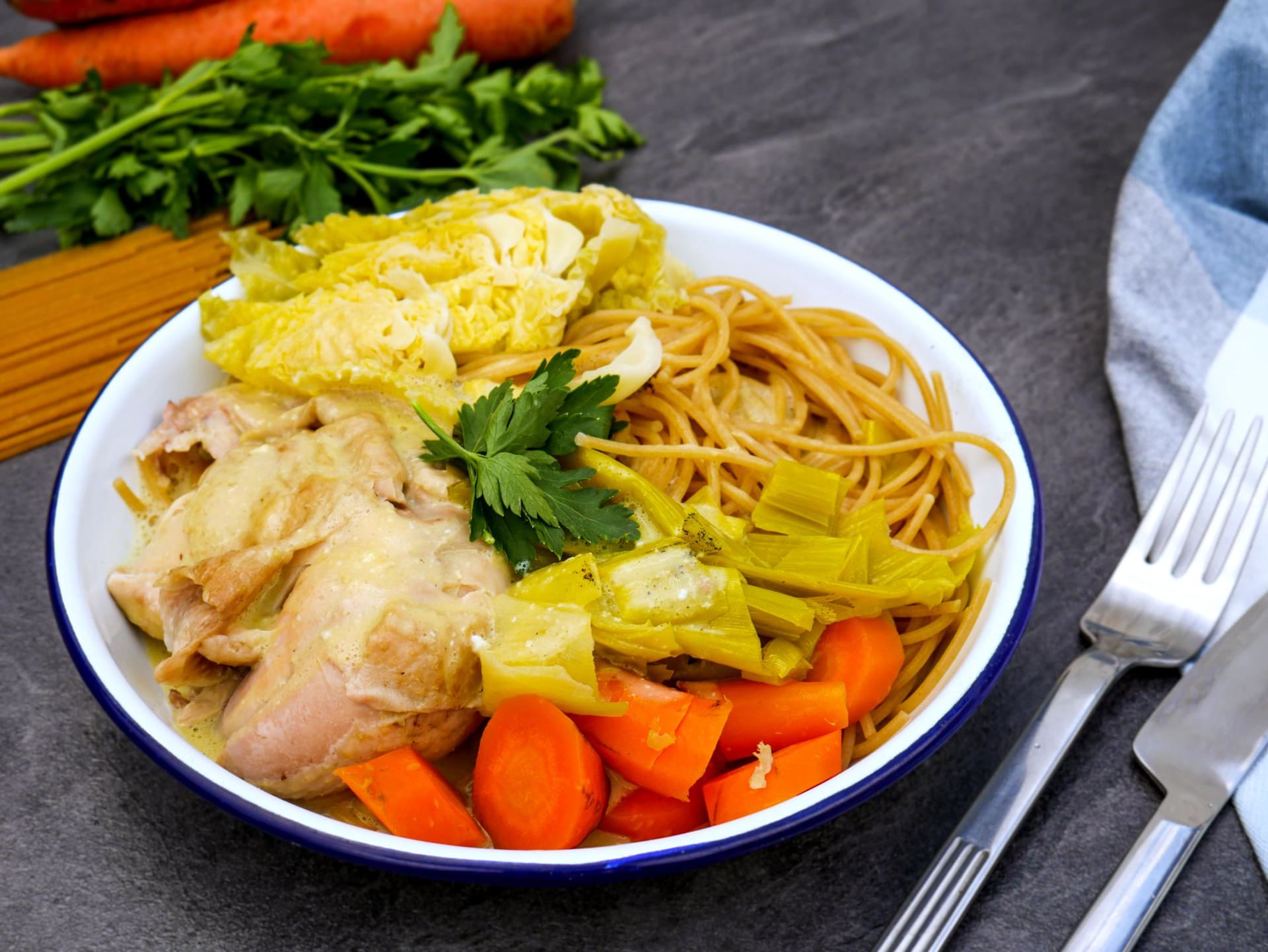 Kuře vařené v hrnci se zeleninou a těstovinami podle Hugo Hromase