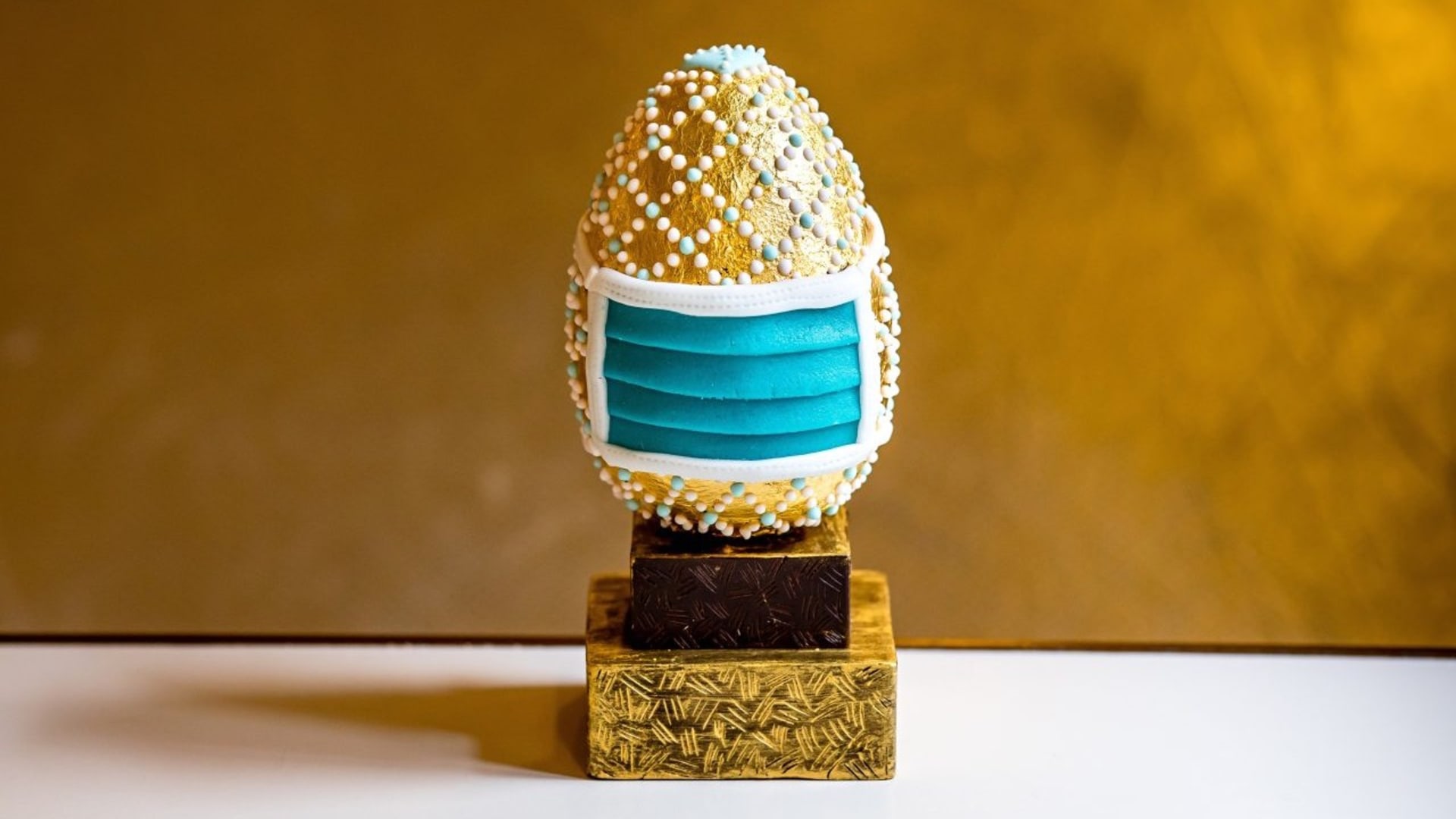 Fabergeho vejce podle cukrárny Saint Tropez má roušku!
