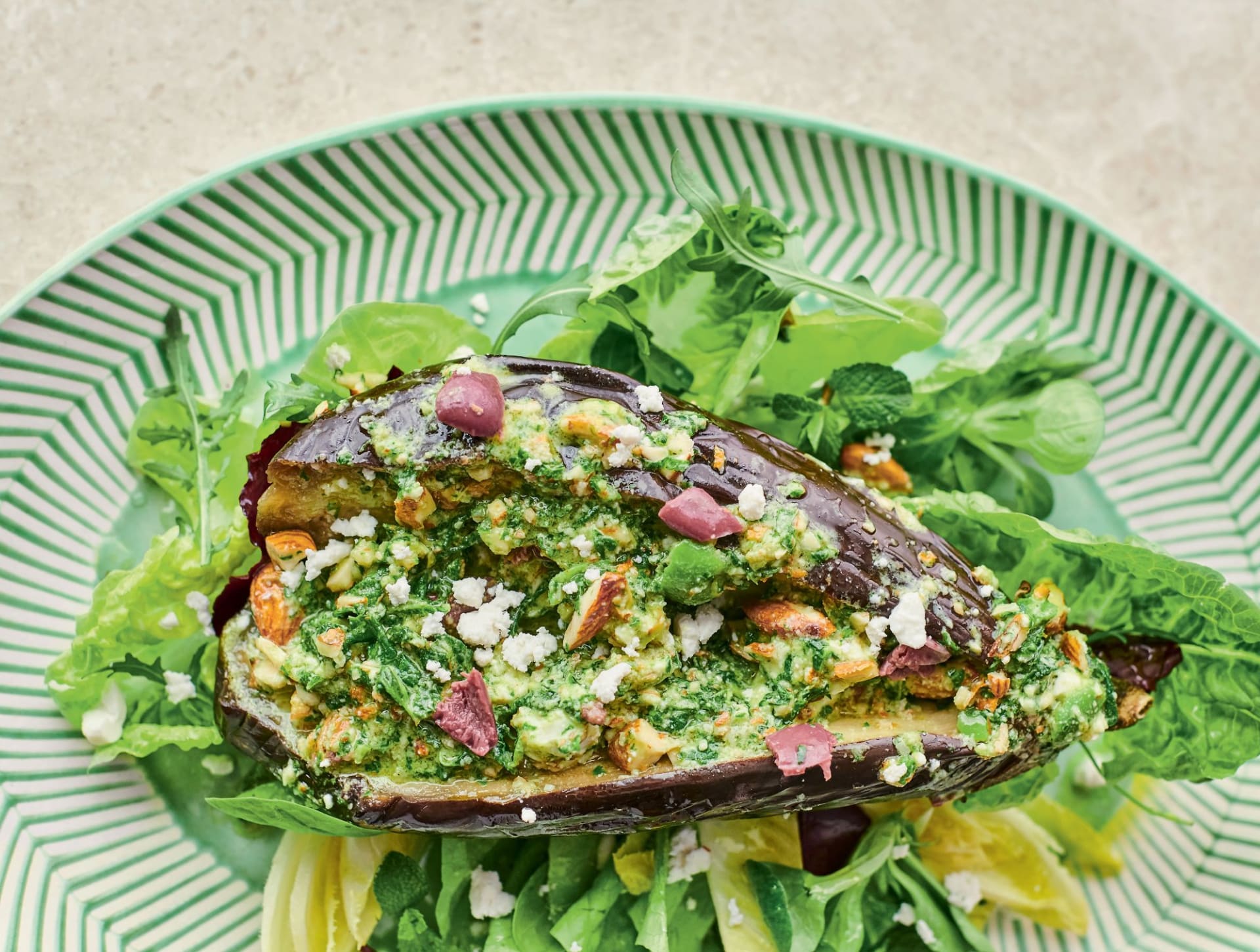 Prudce jedlý lilkový salát s mátou, fetou a mandlemi podle Jamieho Olivera