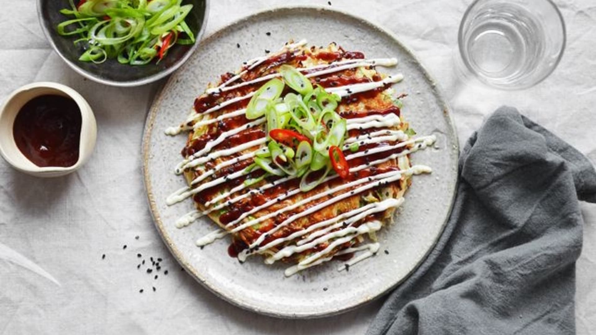 Japonská omeleta okonomiyaki se zelím