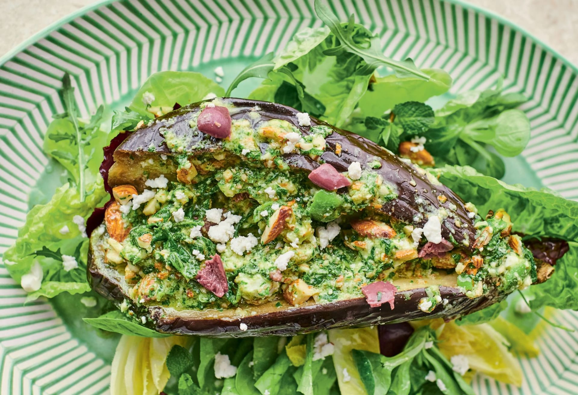 Prudce jedlý lilkový salát s mátou, fetou a mandlemi podle Jamieho Olivera 2