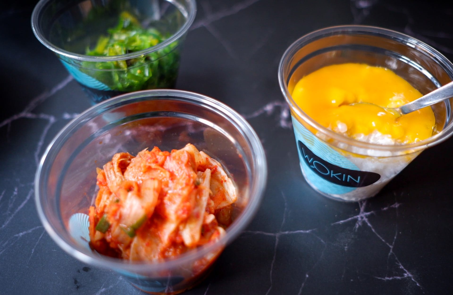 Korejské kimchi, wakame salát a tapioka s kokosem a mangem