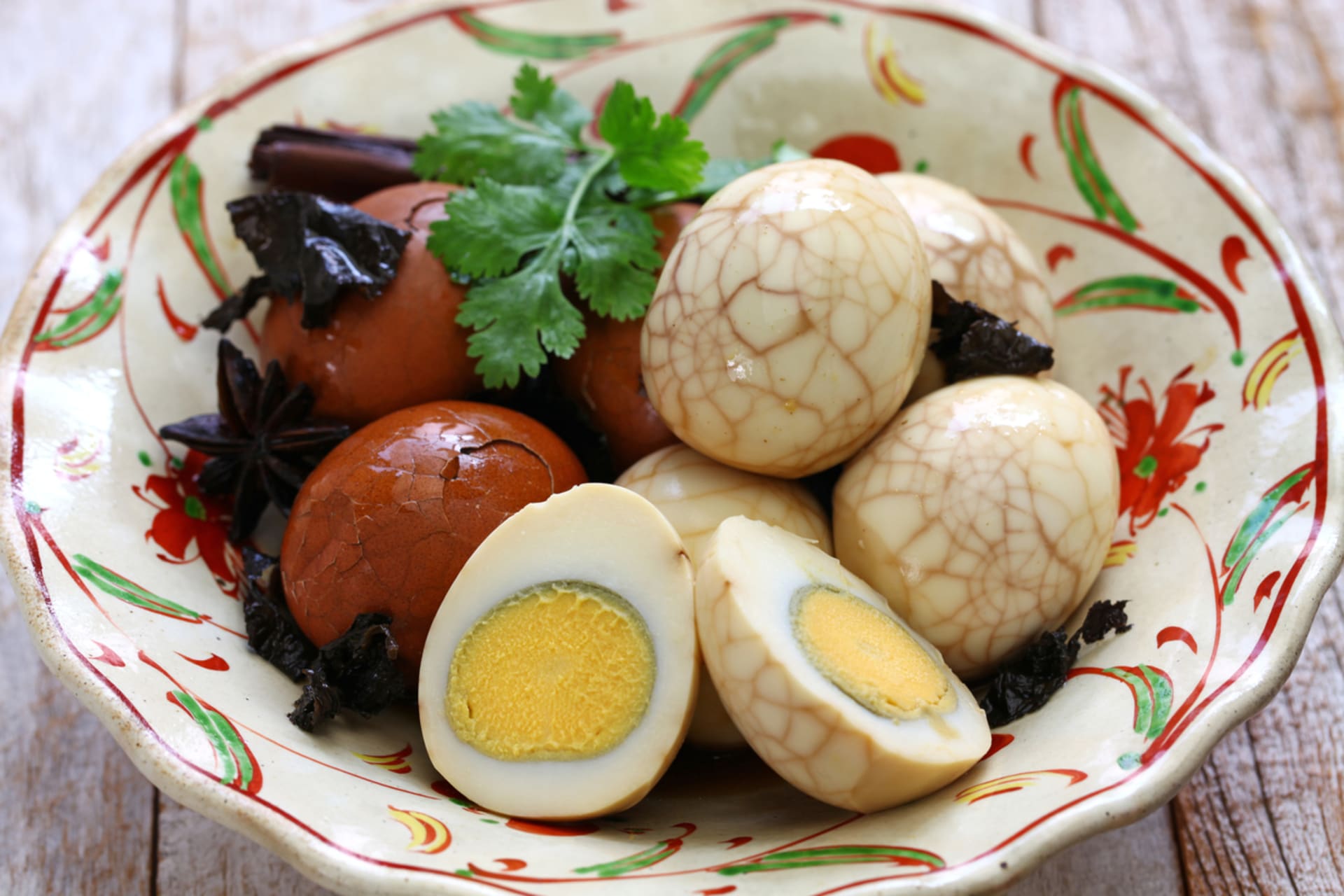 Čínská vejce naložená v černém čaji jsou oblíbenou street food chuťovkou