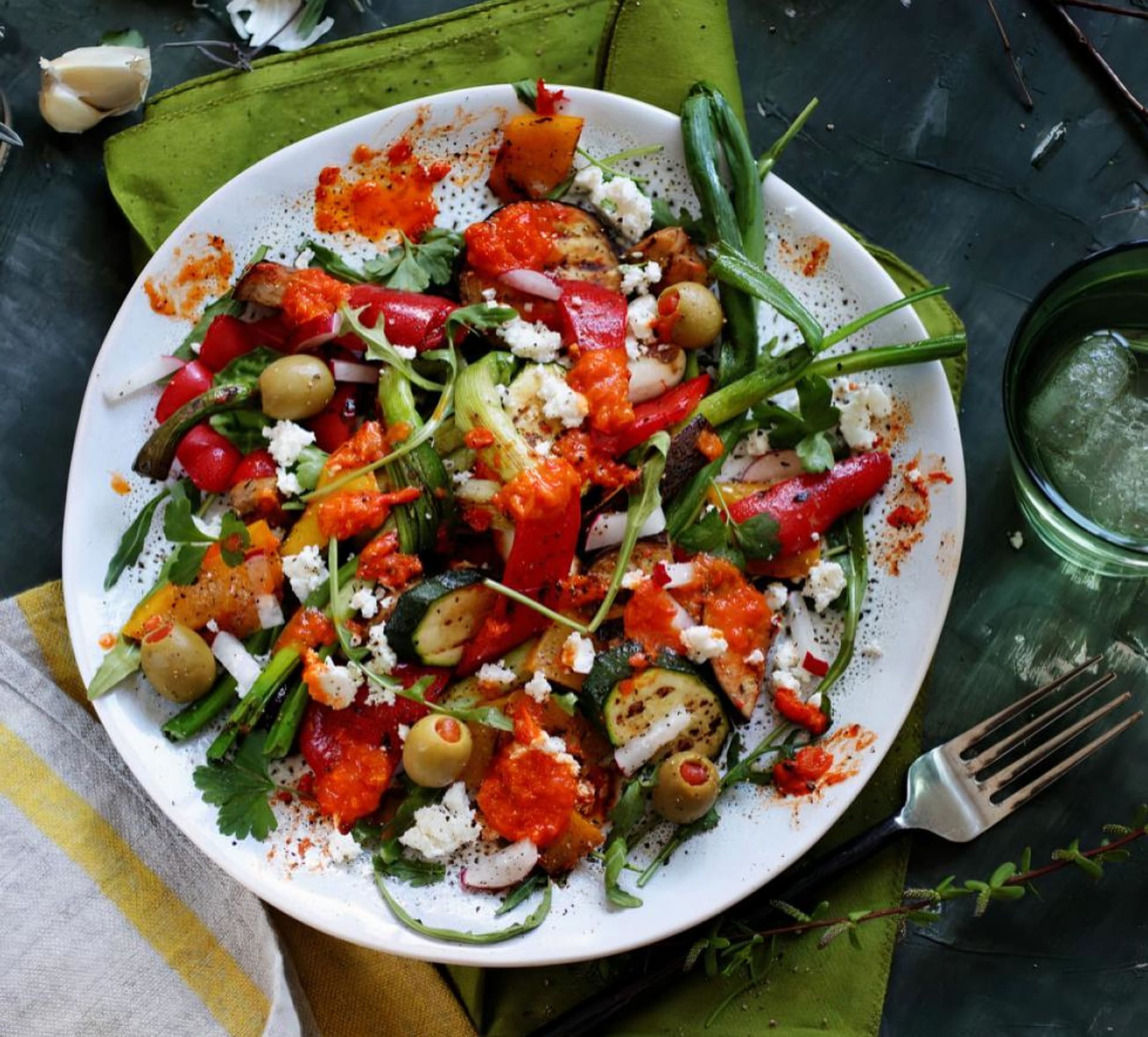 Salát z grilované zeleniny s pikantním ajvarem 2