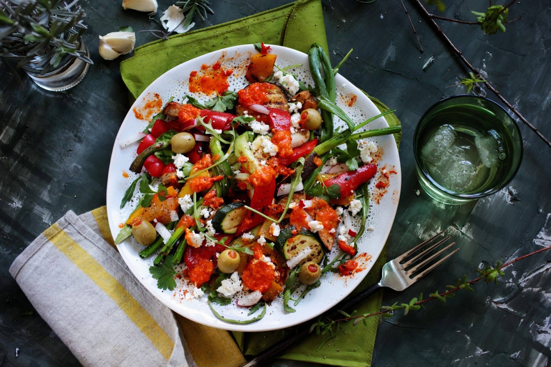 Salát z grilované zeleniny s pikantním ajvarem