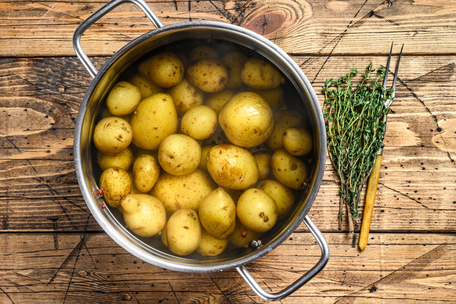 Prozradíme vám všechny kuchařské triky, jak správně uvařit brambory