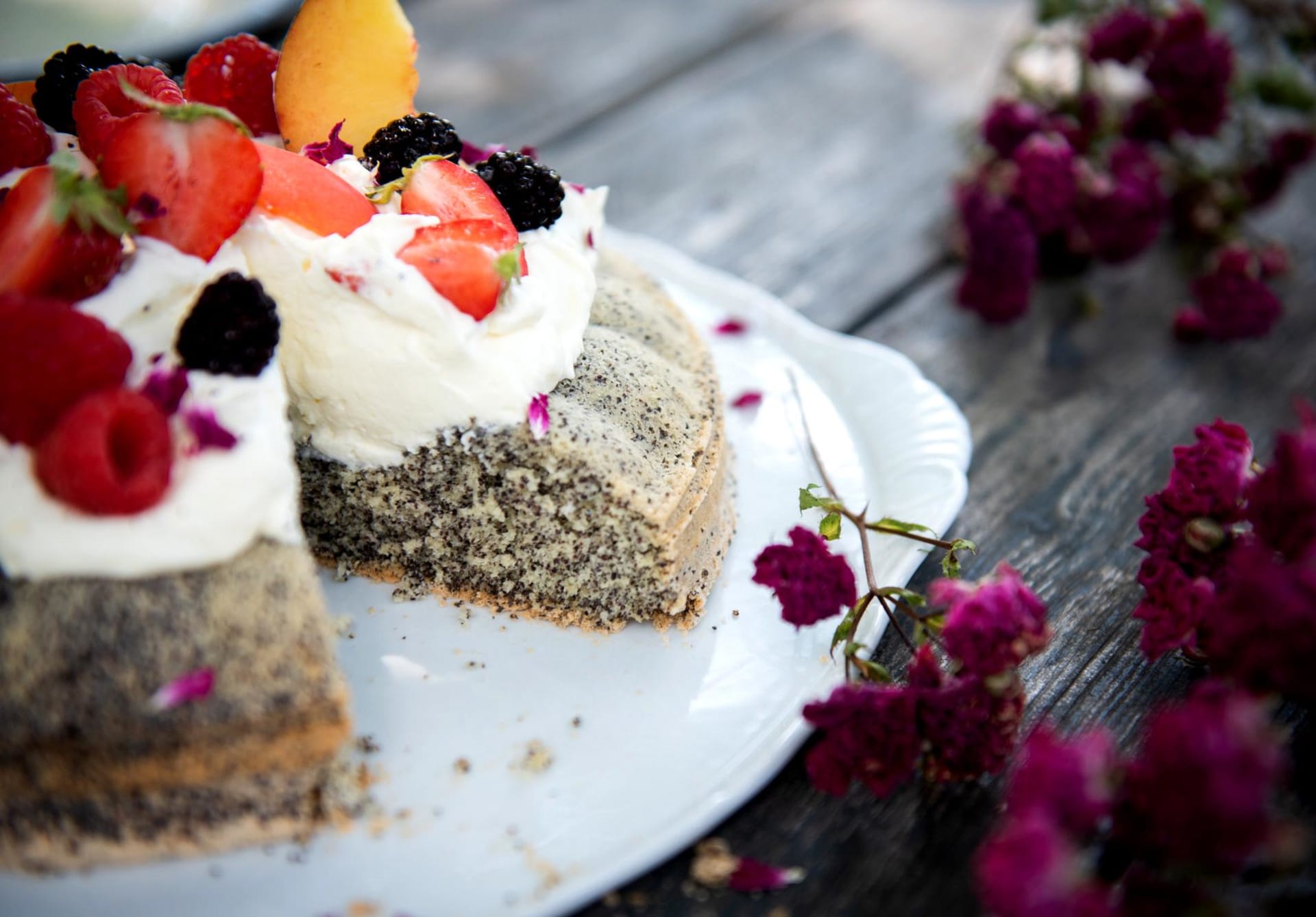 Letní makový dort s krémem z mascarpone a čerstvým ovocem 3