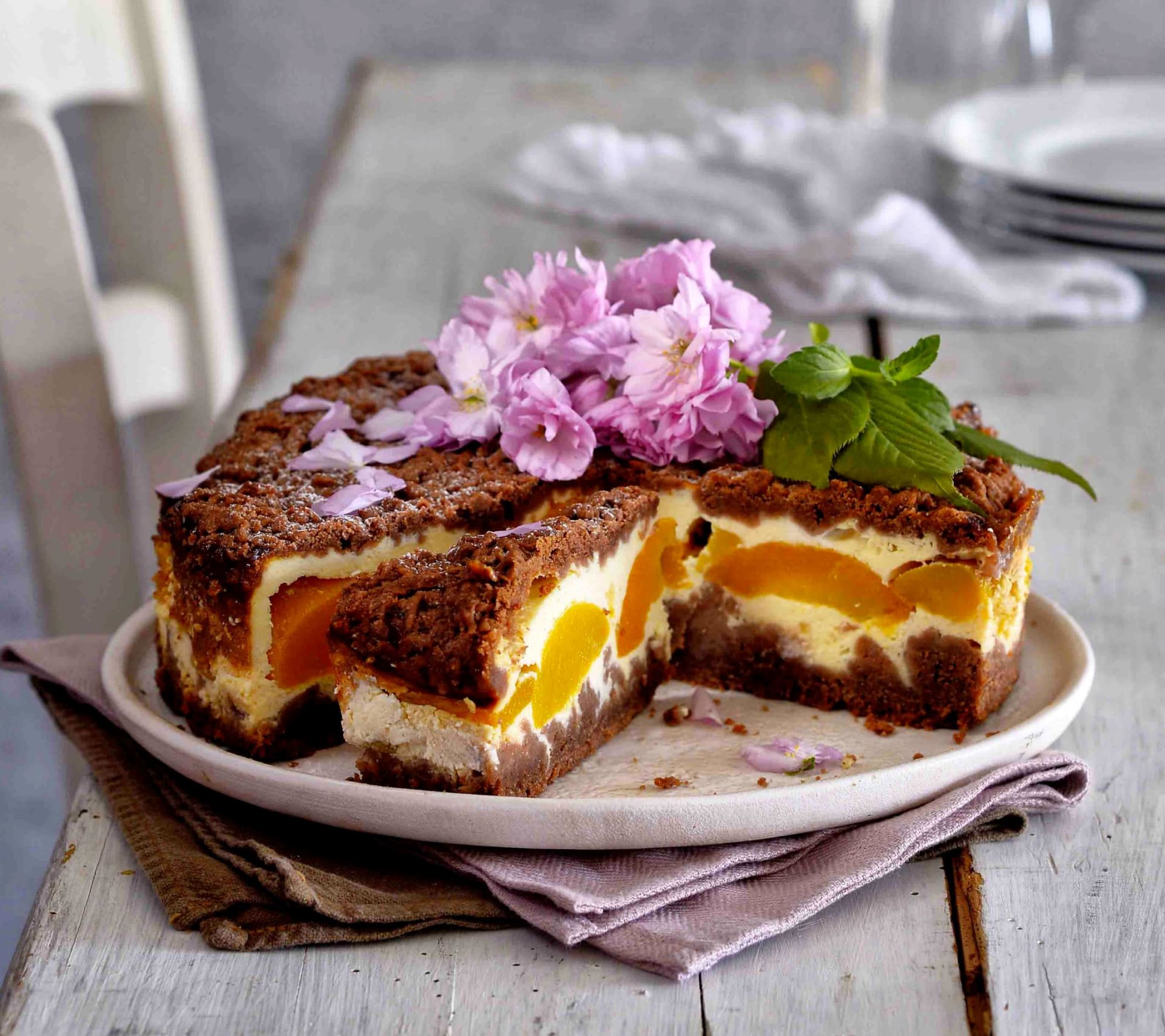 Švédský strouhaný tvarohový koláč s broskvemi
