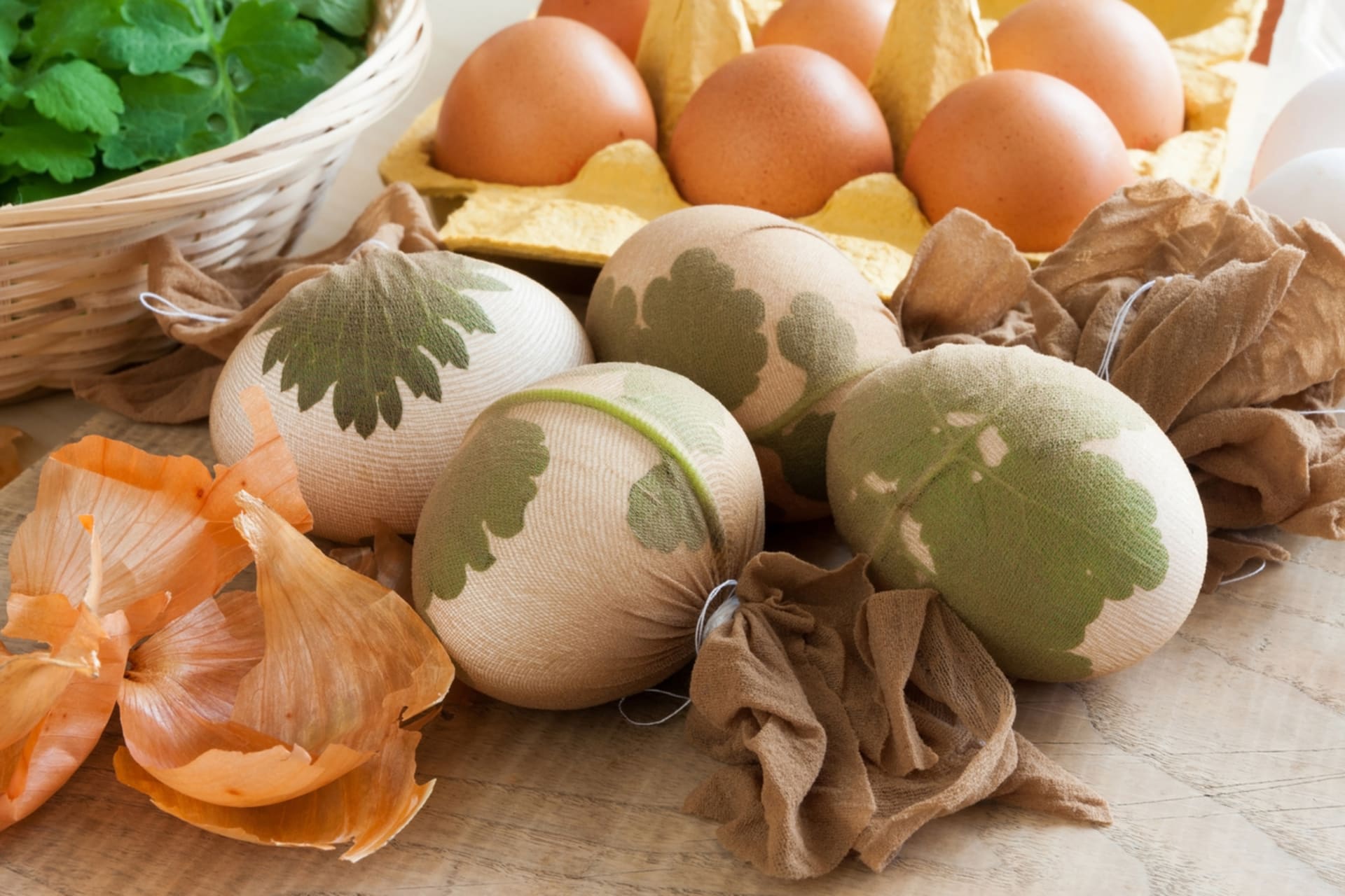 Ozdobte velikonoční vajíčka otisky lístků a kvítků 2