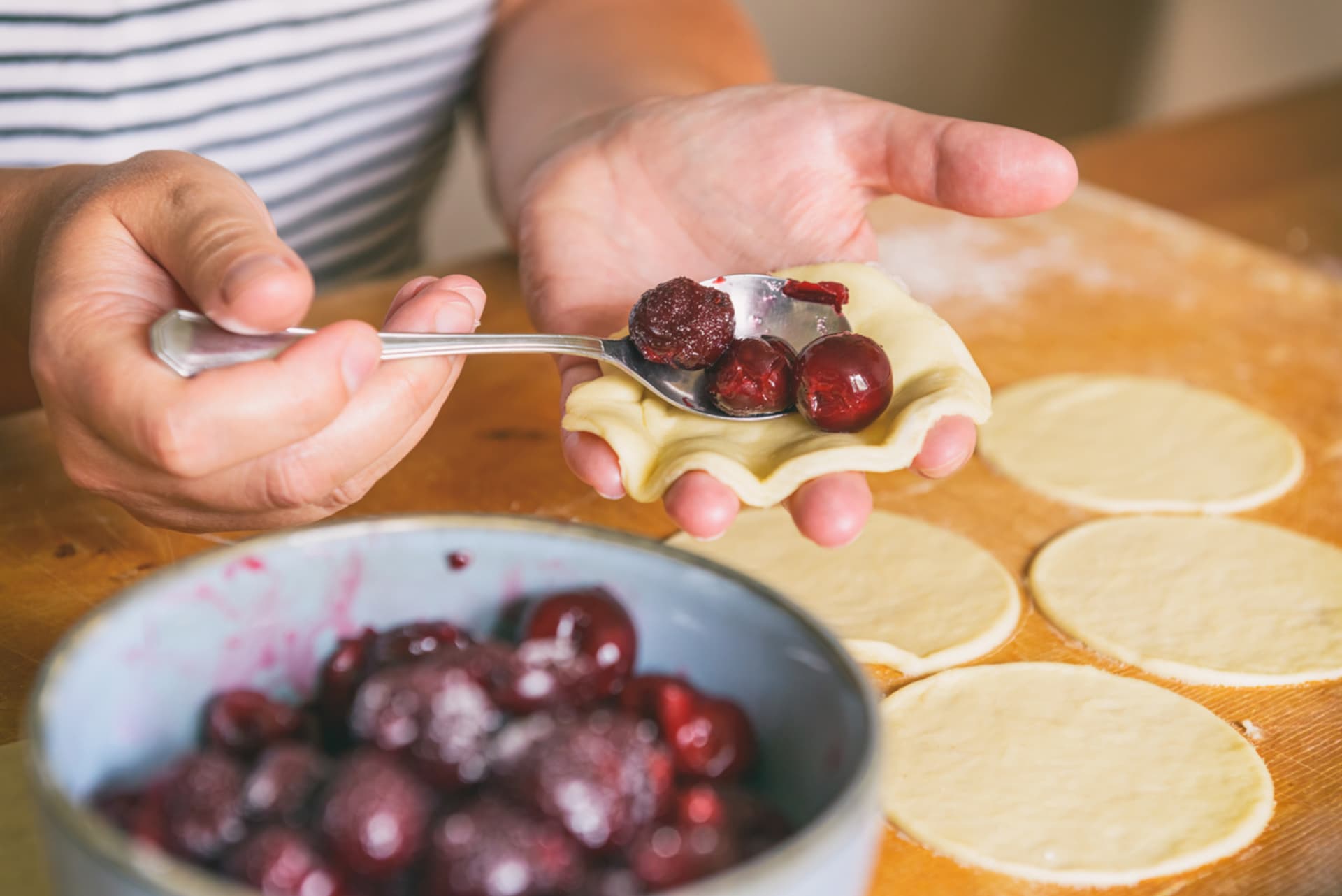 Třešňové vareniky – jednoduché sladké pirožky plněné ovocem 2