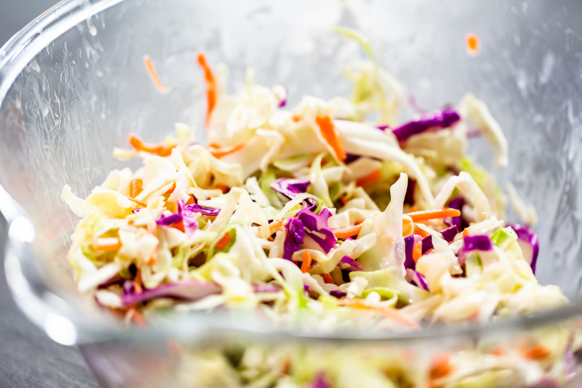 Zelný salát Coleslaw – originální recept na nejlepší přílohu ke grilovačce