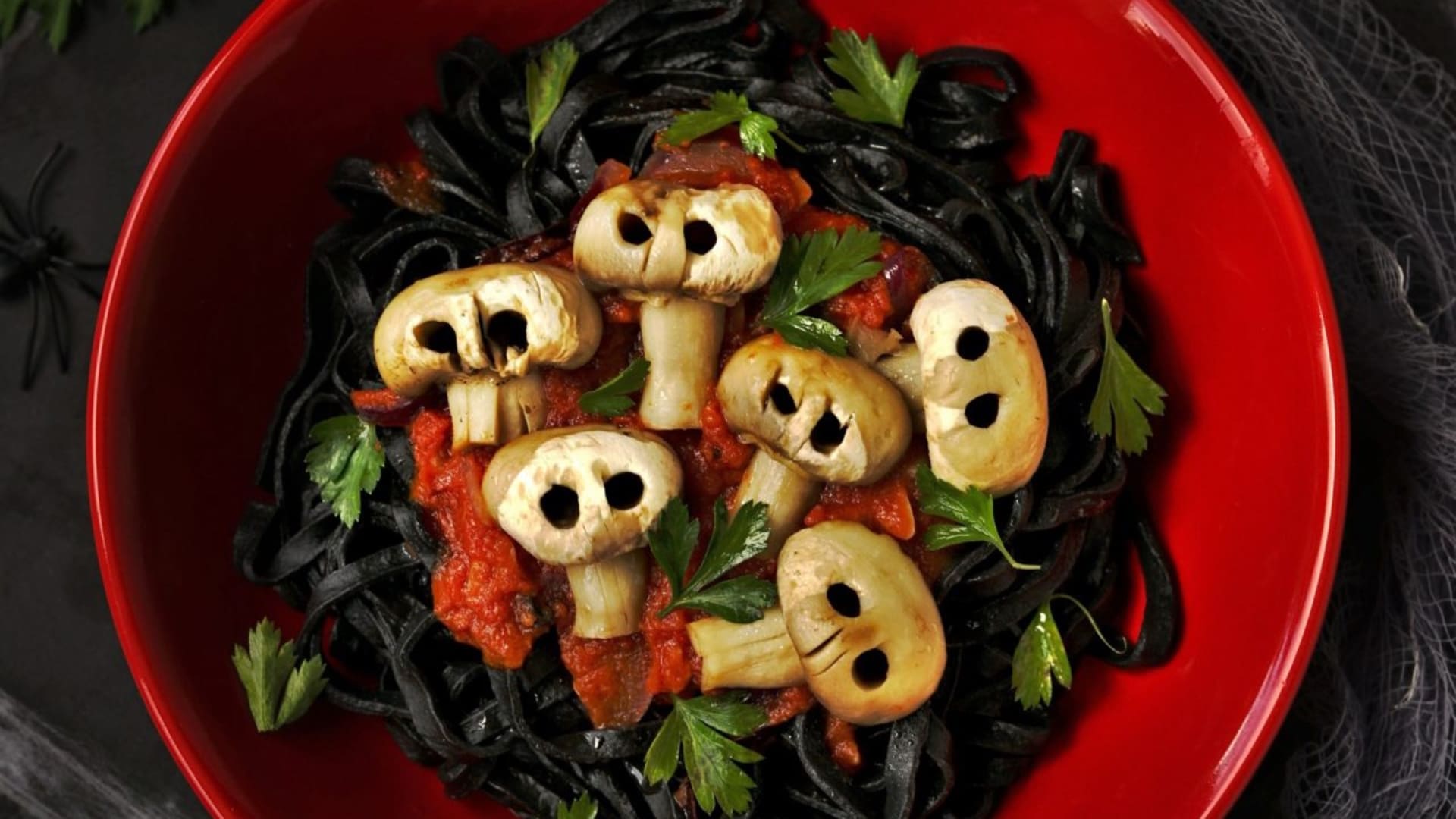 Halloween: Strašidelné těstoviny s houbovými lebkami