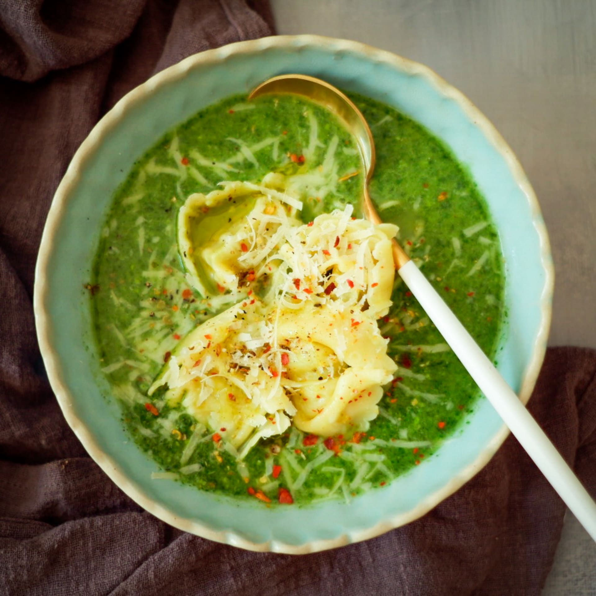 Zelená krémová polévka s plněnými tortellini a parmazánem 2