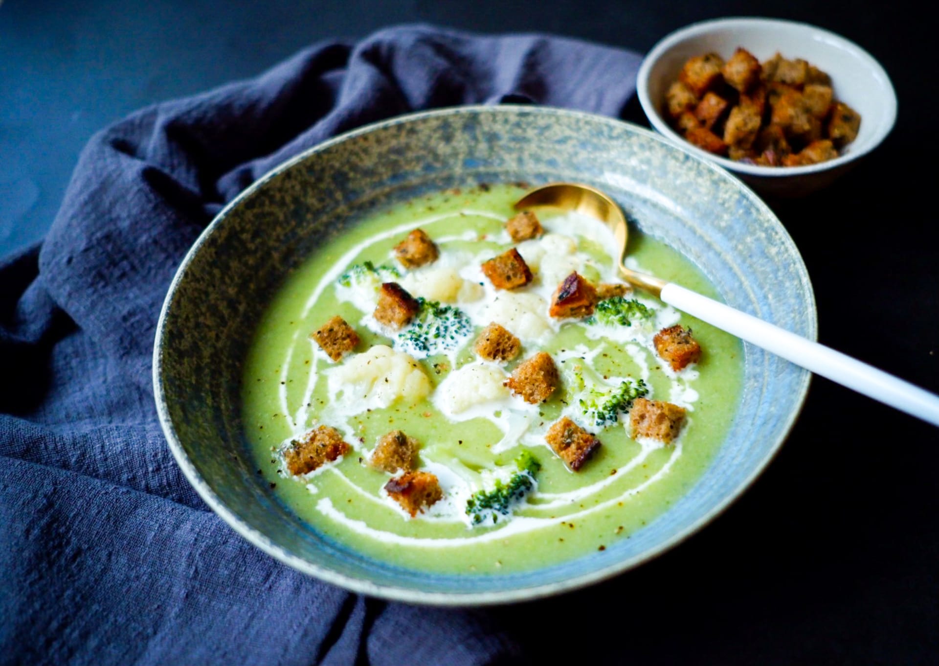 Krémová květákovo-brokolicová polévka s chlebovými krutony
