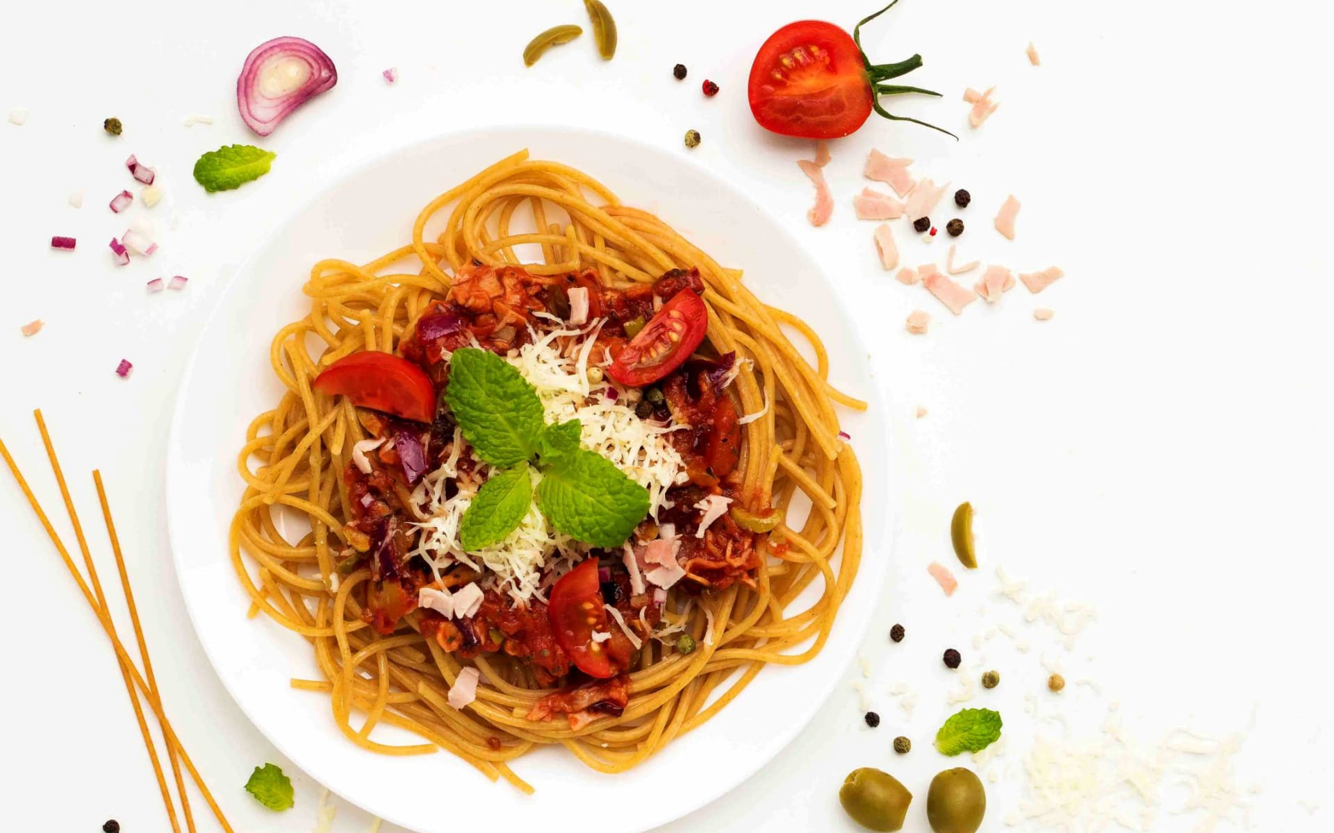 Celozrnné špagety se šunkou a rajčaty