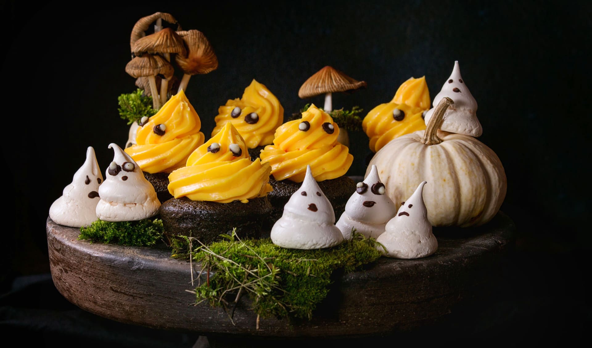 Sněhové pusinky a cupcaky se skvěle hodí na halloweenskou párty