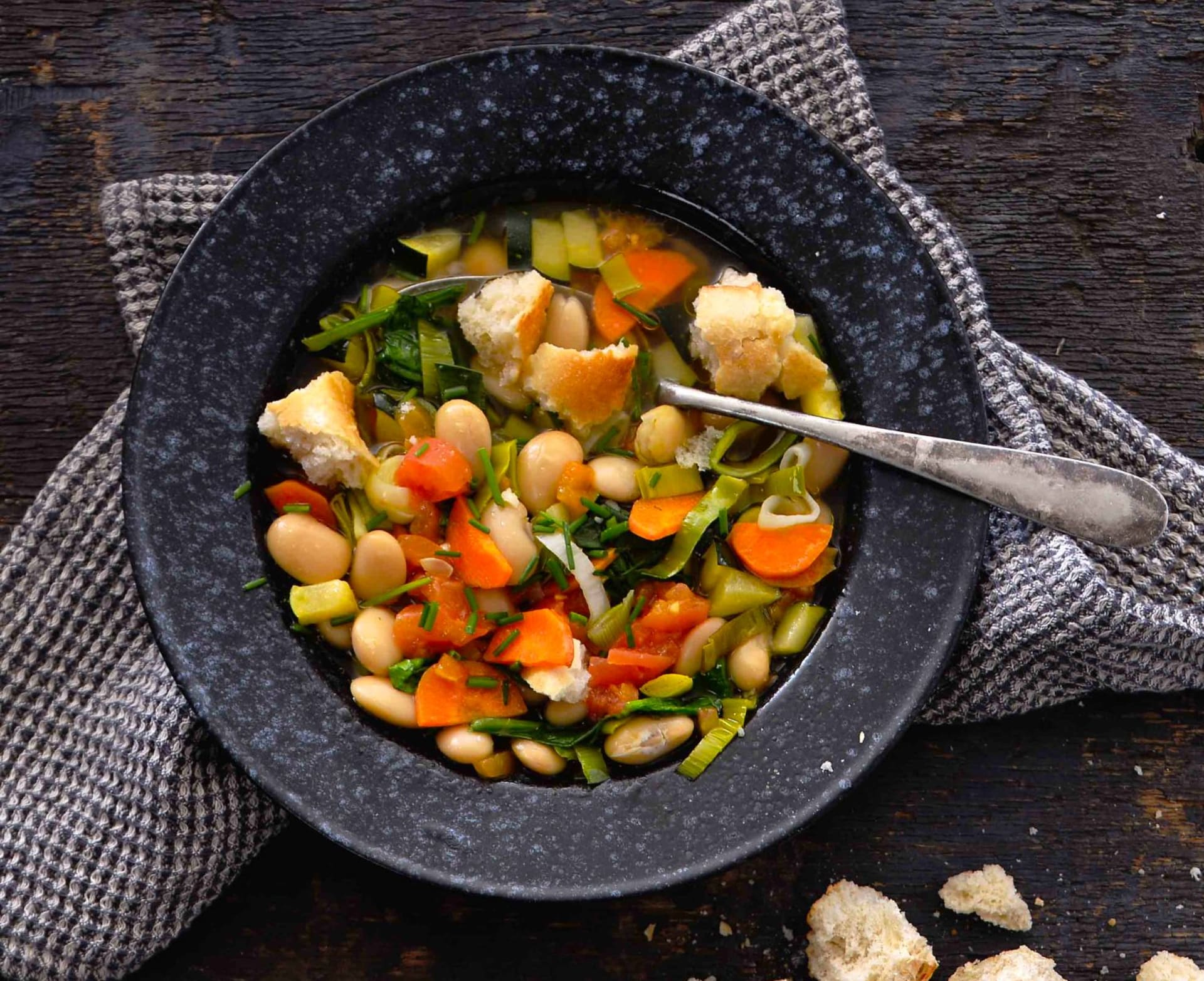 Ribollita – toskánský zeleninový kotlík s fazolemi a chlebem 2