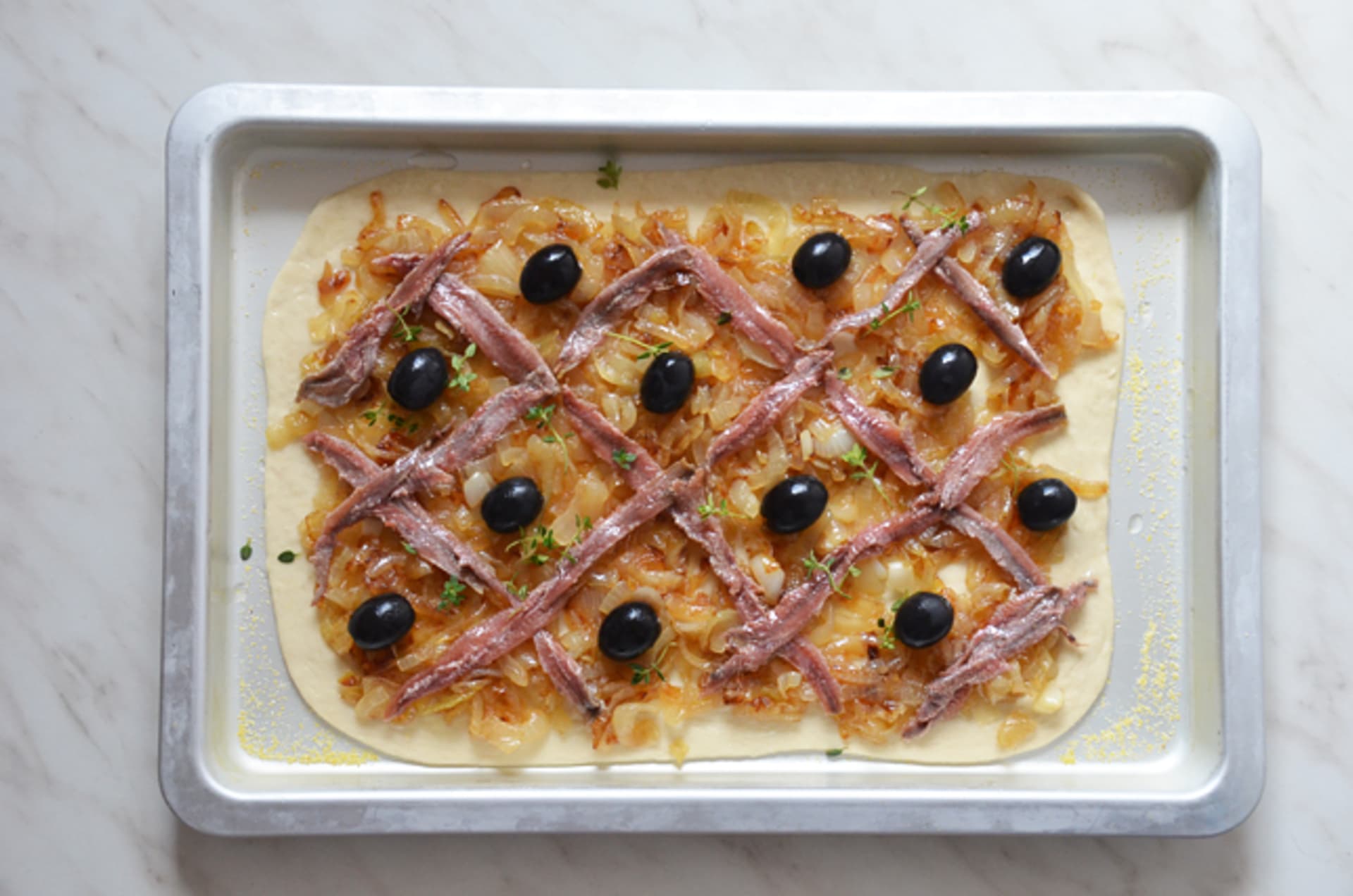 Pissaladiere - slaný koláč s karamelizovanou cibulí, ančovičkami a olivami 2