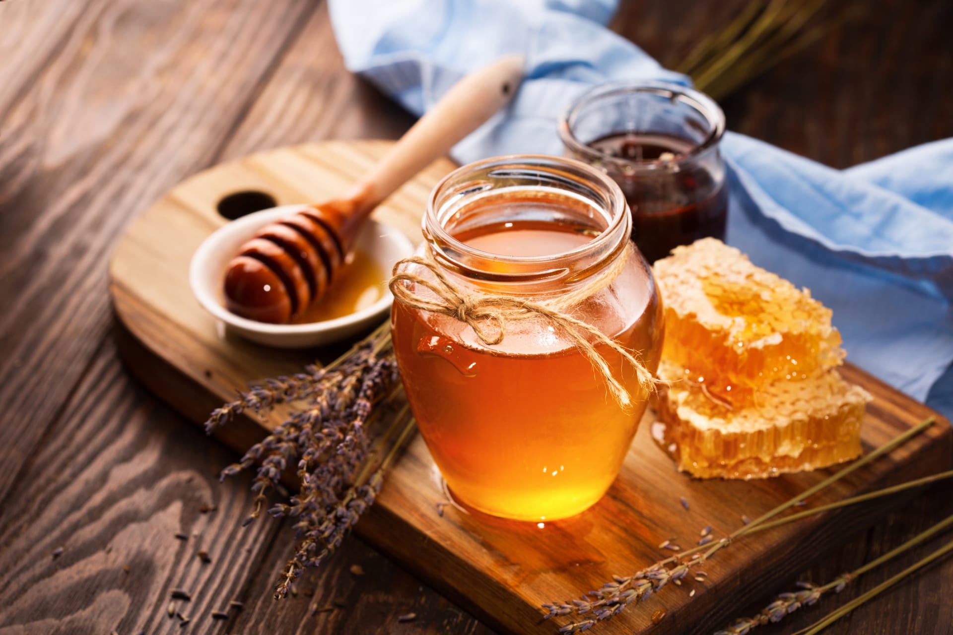 Včelí med obsahuje celou řadu zdraví prospěšných látek – od vitaminů A, skupiny B, C, D, E a K přes minerální látky železo, vápník, hořčík, sodík, draslík a fosfor až po důležité aminokyseliny a éterické oleje