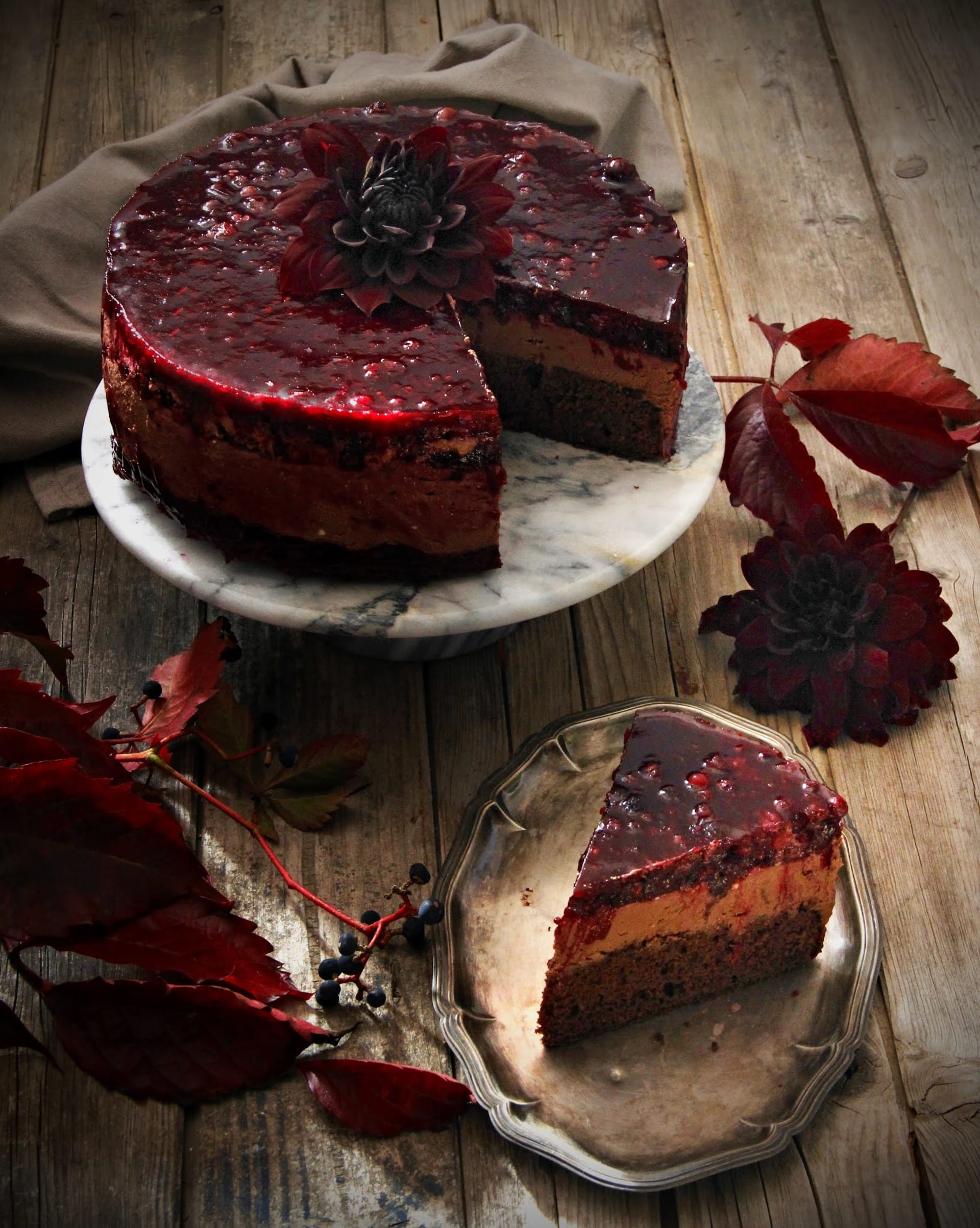 Podzimní dort s čokoládovým krémem a lesním ovocem 2
