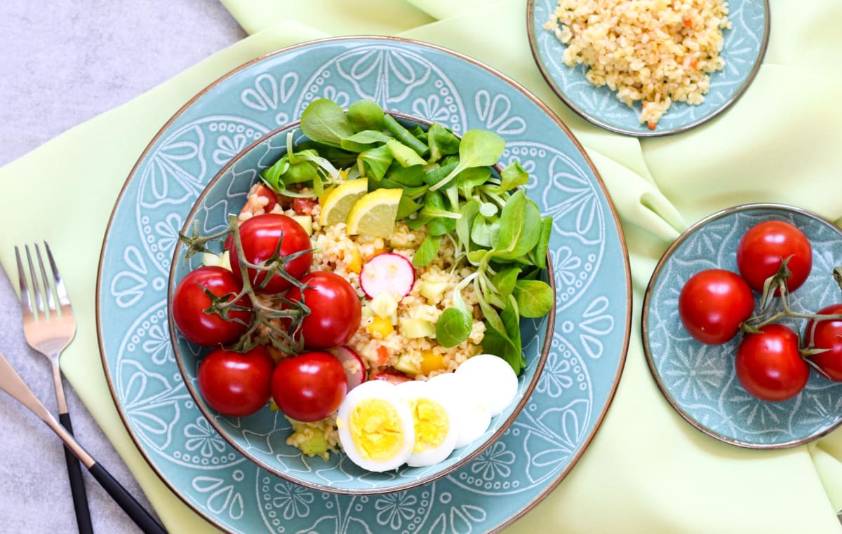 Salát z bulguru se zeleninou a vajíčkem