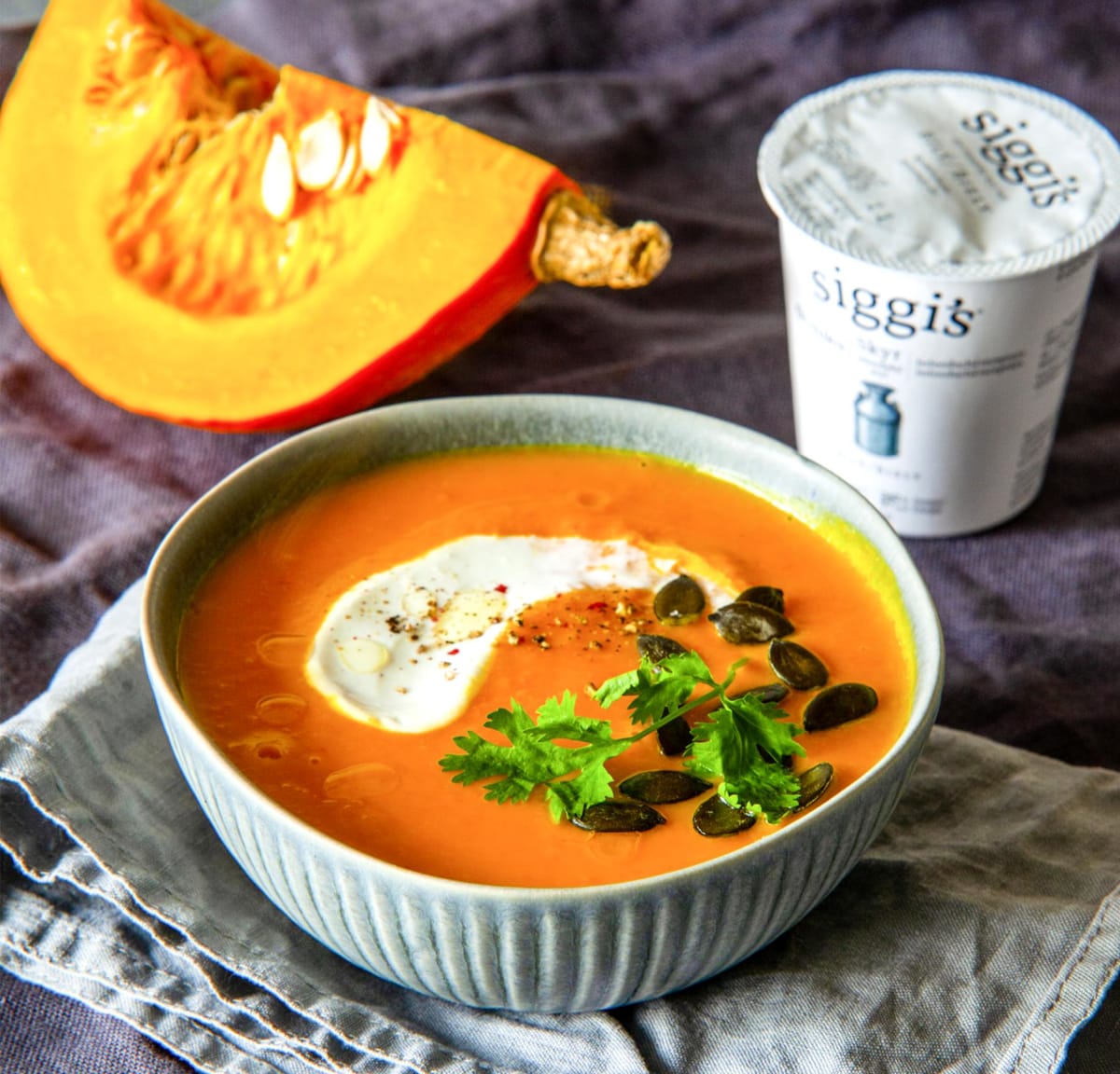 Dýňová polévka s pomerančem, zázvorem a skyrem