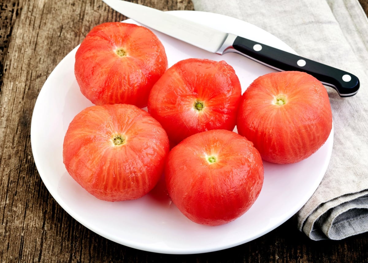 Naučte se, jak rychle a bez námahy oloupat rajčata