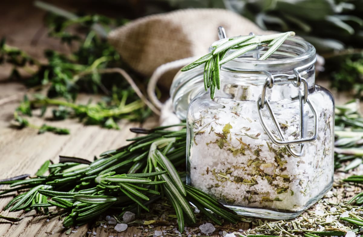 Připravte bylinkovou sůl nebo uchovejte čerstvé bylinky mixované jen se solí v lednici