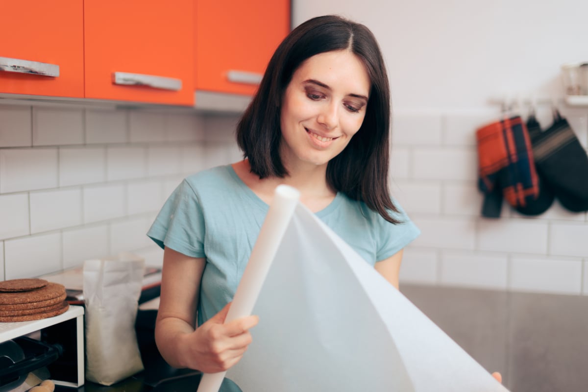 Jednoduchý trik zajistí, aby se vám už nikdy nekroutil pečicí papír na plechu