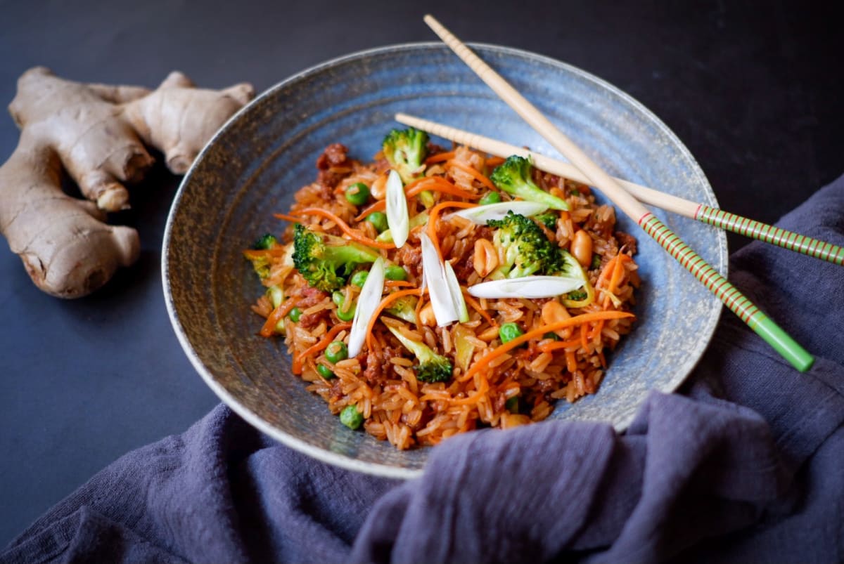 Čínská smažená rýže s meltým masem, zeleninou a buráky