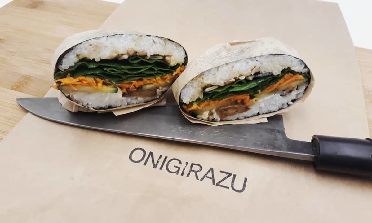 Sushi sendvič Onigirazu.