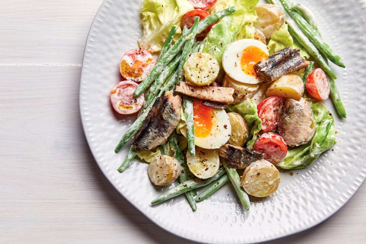 Sytý bramborový salát s vejci a sardinkami