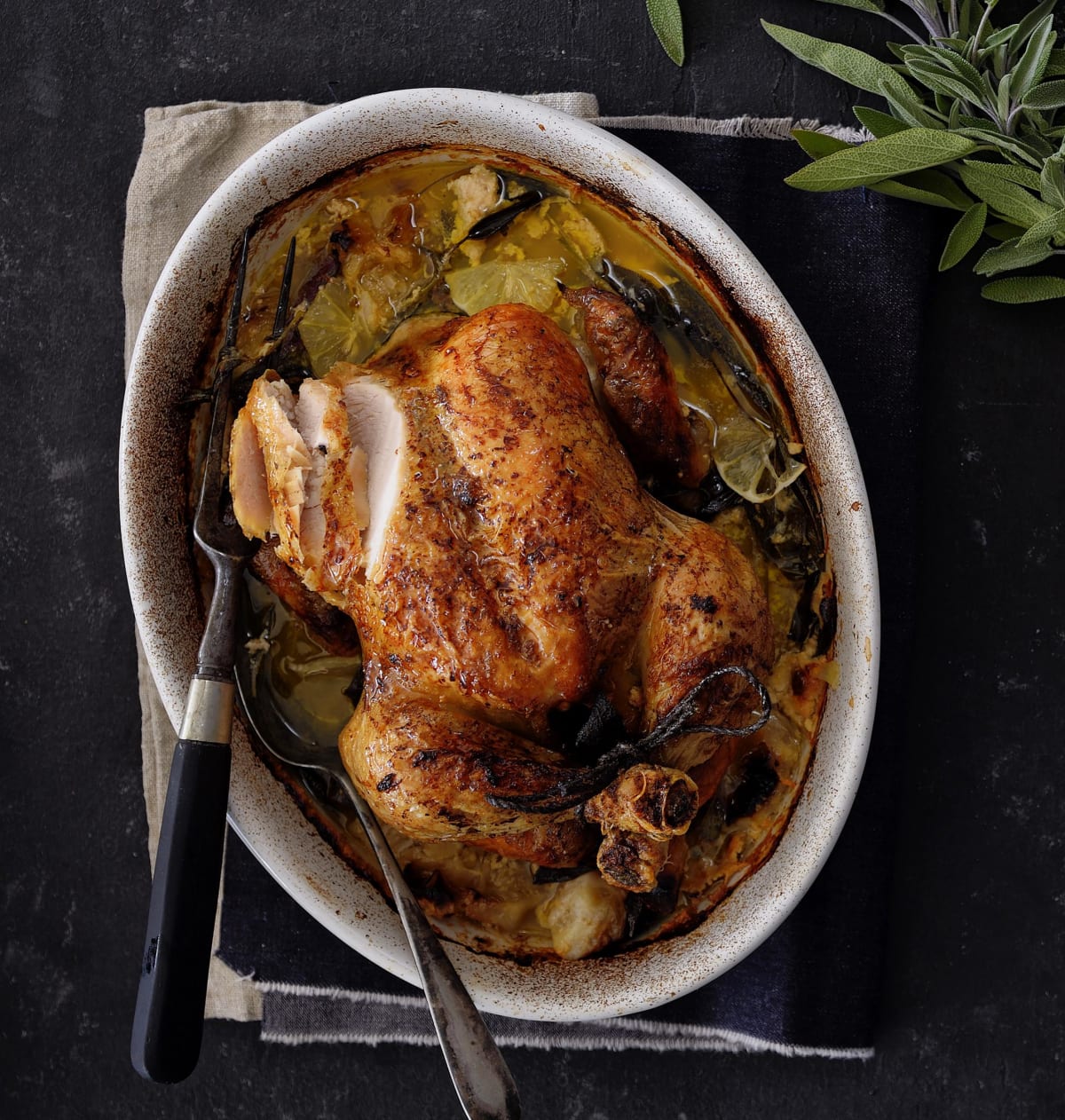 Pečené kuře v mléce se šalvějí podle Jamieho Olivera