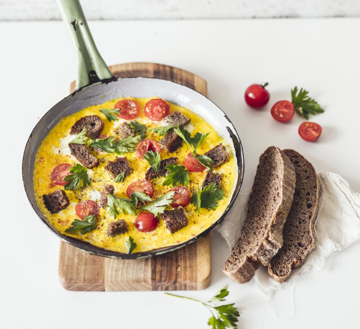 Vaječná omeleta s třešňovými rajčátky, petrželkou a žitnými krutony