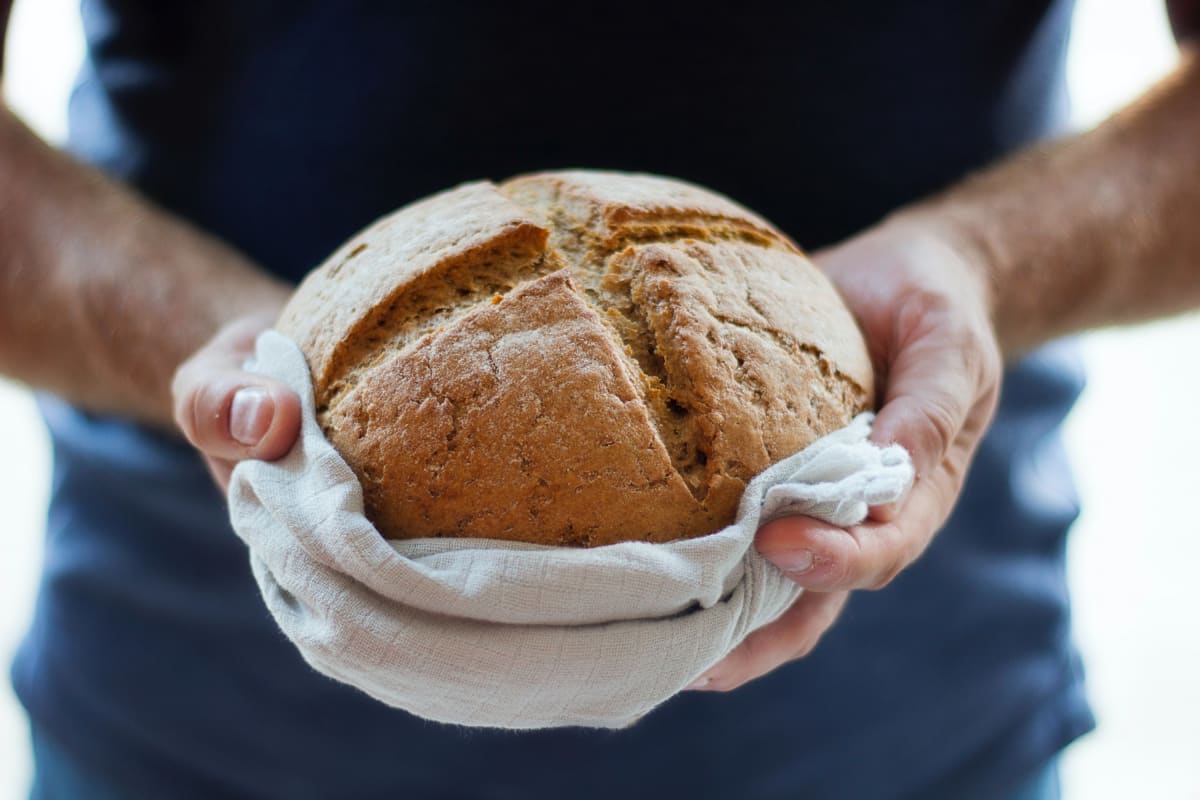 Chléb ideálně zabalte do čisté utěrky.