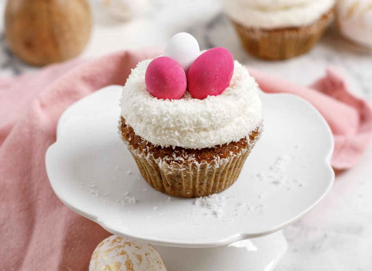 Velikonoční cupcakes z mrkvového těsta zdobené kokosem