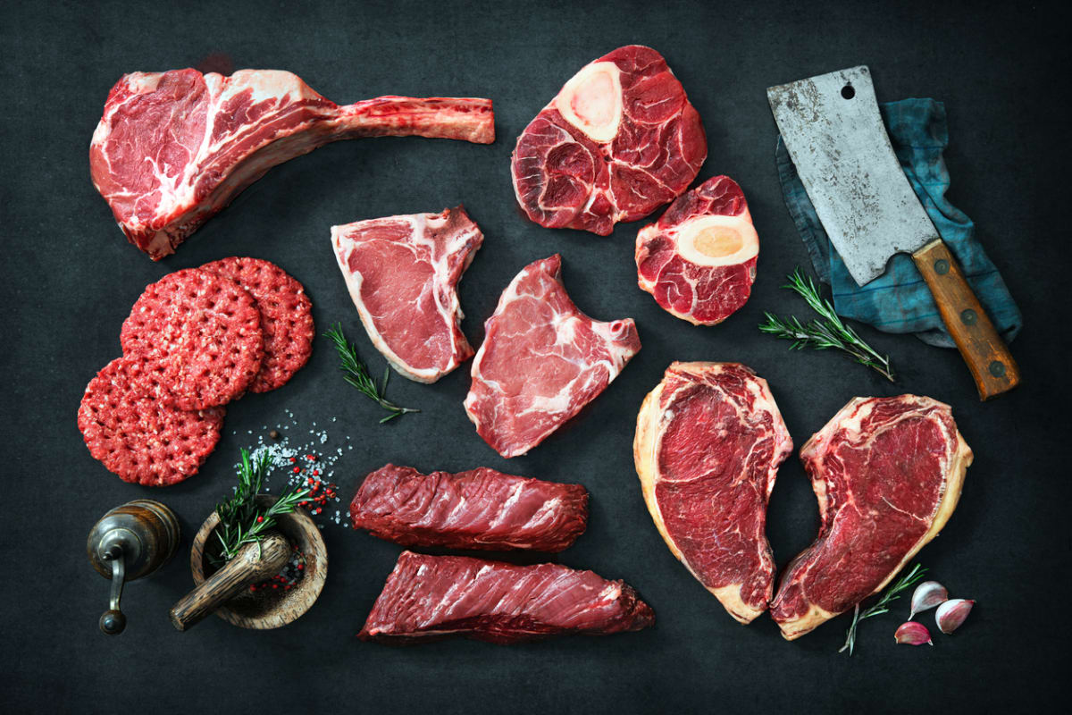 Výběr různých druhů hovězího masa pro kuchyňské zpracování
