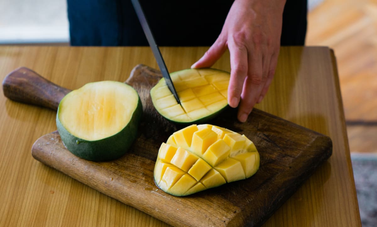 Neoloupané mango rozřízněte a dužinu ve slupce nakrájete na kostky