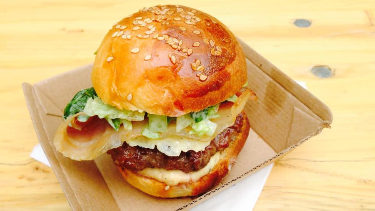 Domácí bulka, šťavnaté maso, výborný dresink. Nejlepší burger, co jsem kdy jedla??? Asi jo :)