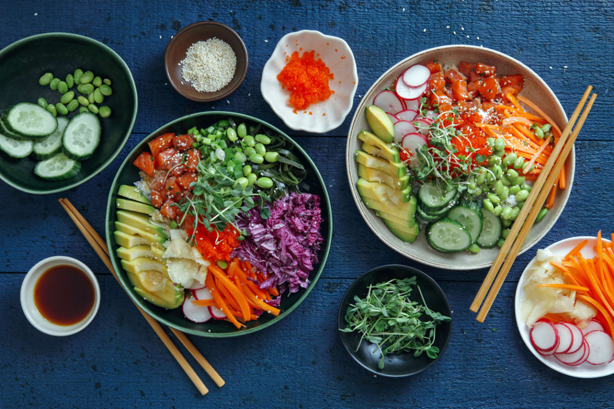 Základem poké bowl je marinovaná ryba a ochucená sushi rýže