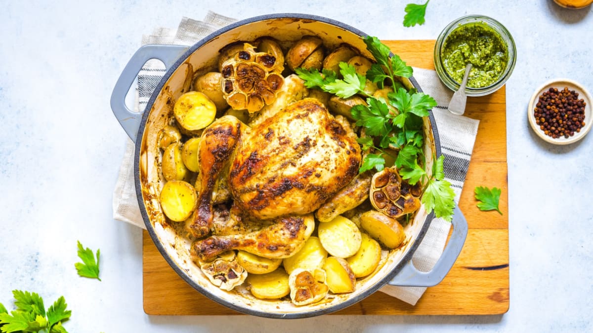 Kuře pečené v podmáslí s bramborami a česnekem