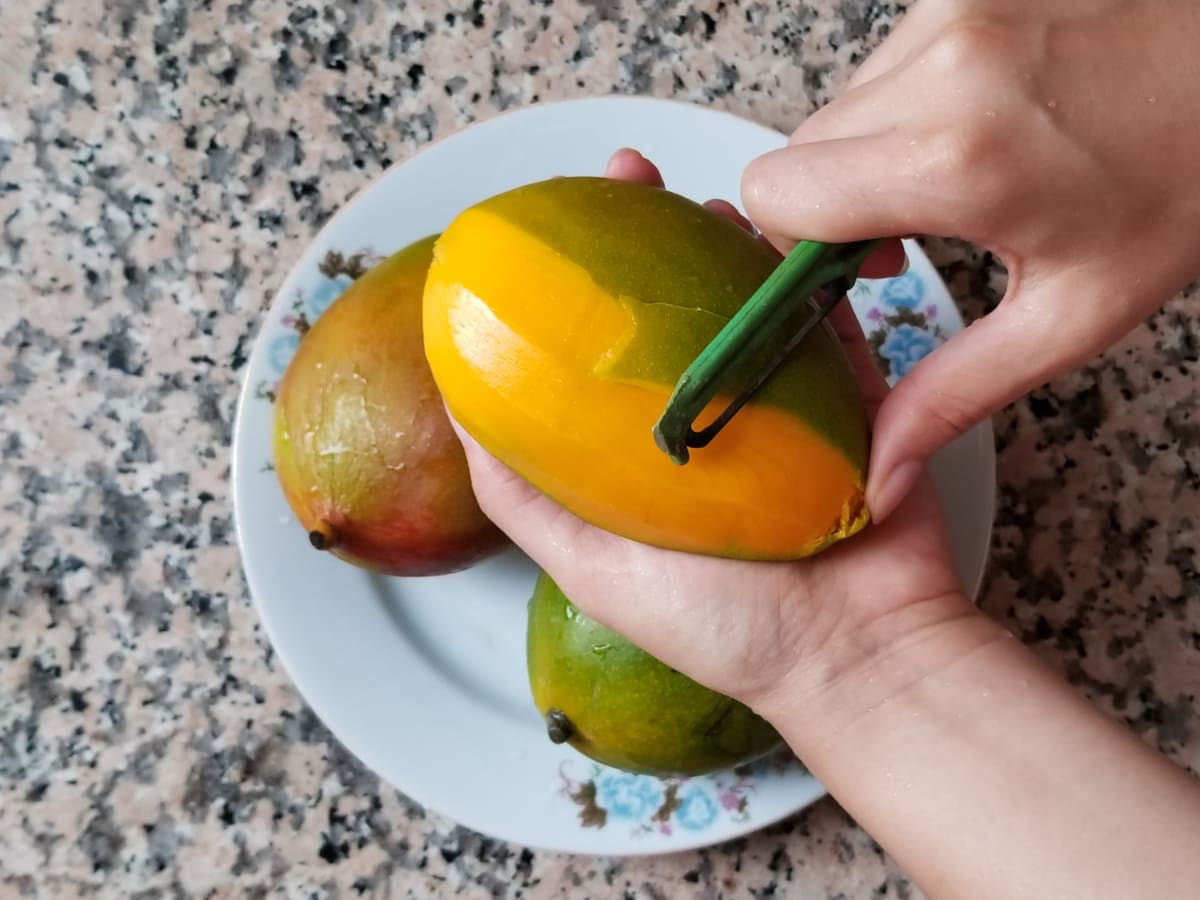 Nejprve mango oloupejte, seřízněte dužinu od pecky a nakrájejte ji na kostky či plátky