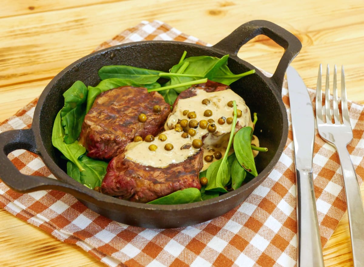 Hovězí steak filet mignon s omáčkou ze zeleného pepře