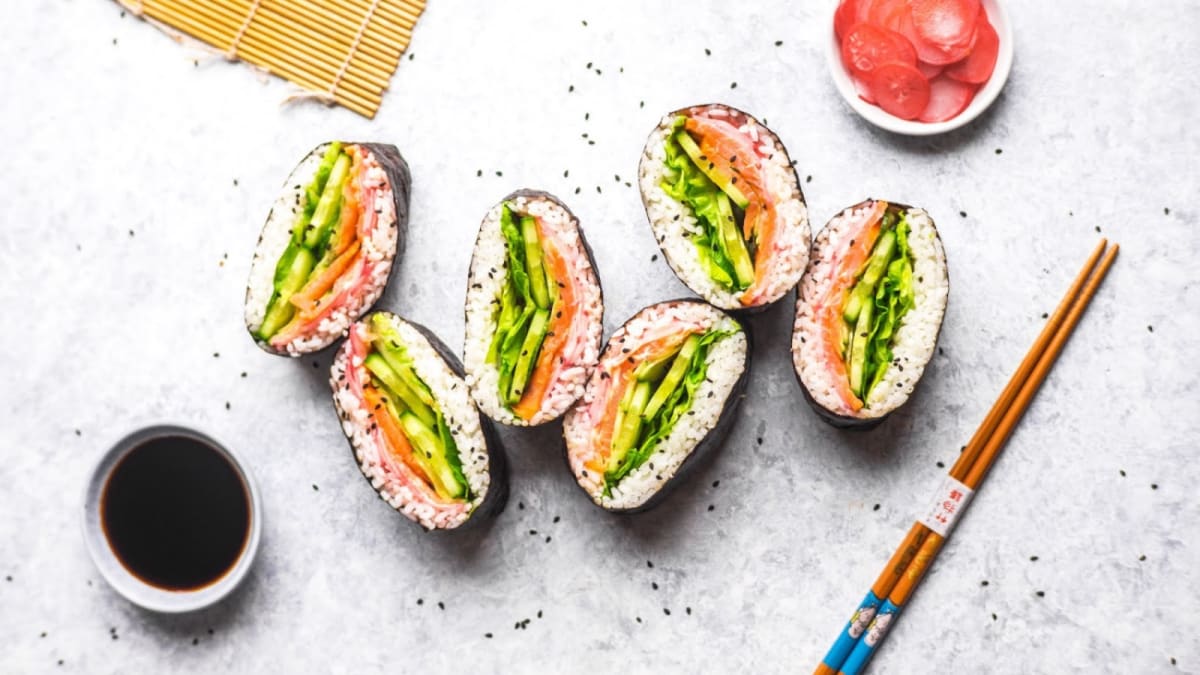 Japonské sendviče onigirazu a nakládané ředkvičky