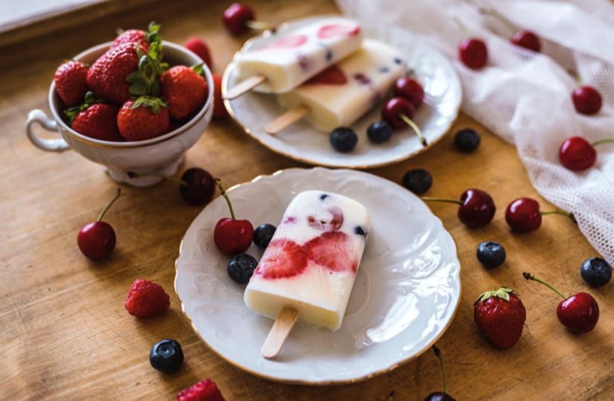 Domácí jogurtové nanuky s letním ovocem